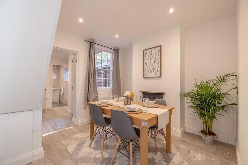 Cosy Cottage: Your Central Windsor Retreat Bagian luar foto