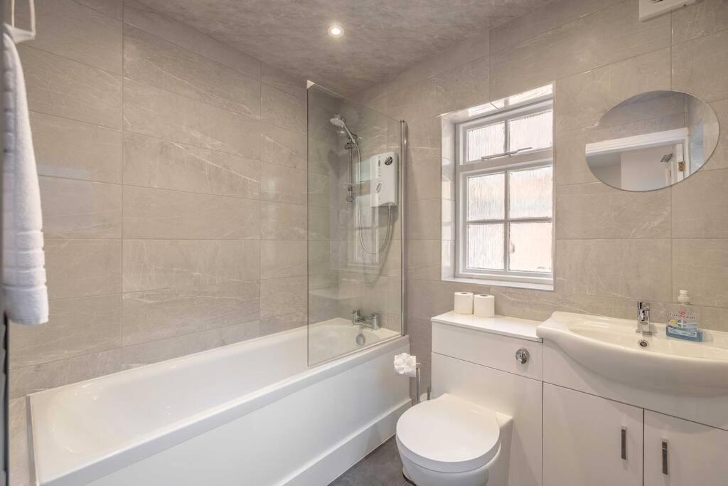 Cosy Cottage: Your Central Windsor Retreat Bagian luar foto